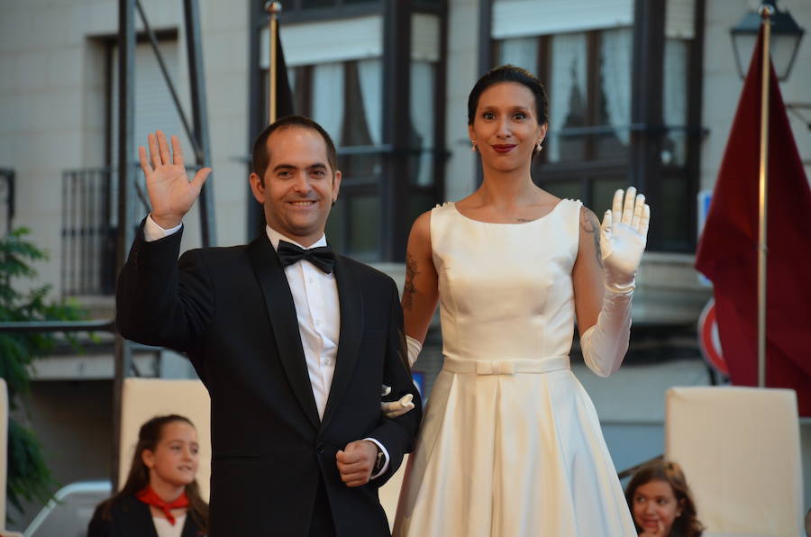 Sara Fernández, proclamada reina de las fiestas, es la primera socia de la peña del blusón rosa que consigue el título