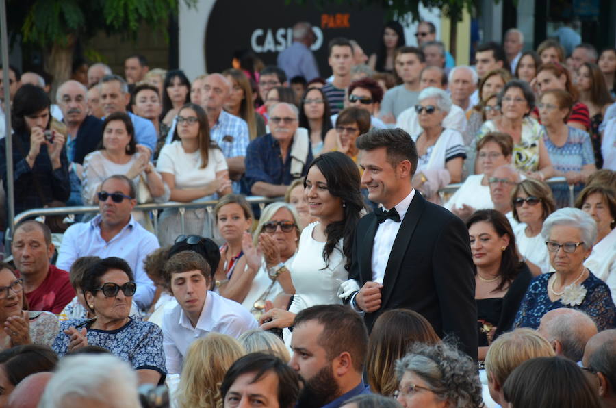 Sara Fernández, proclamada reina de las fiestas, es la primera socia de la peña del blusón rosa que consigue el título