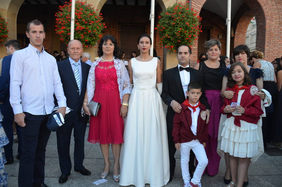 Sara Fernández, proclamada reina de las fiestas, es la primera socia de la peña del blusón rosa que consigue el título