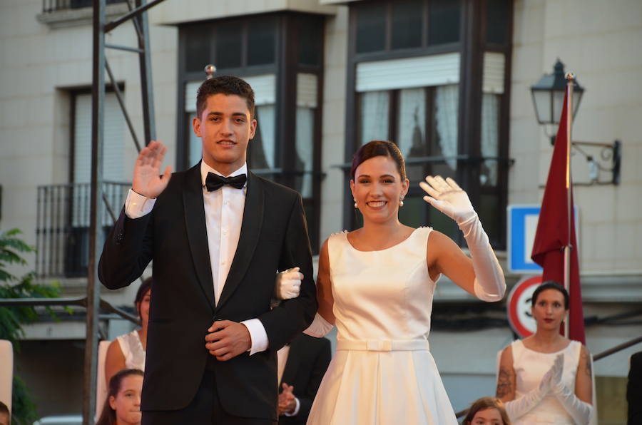 Sara Fernández, proclamada reina de las fiestas, es la primera socia de la peña del blusón rosa que consigue el título