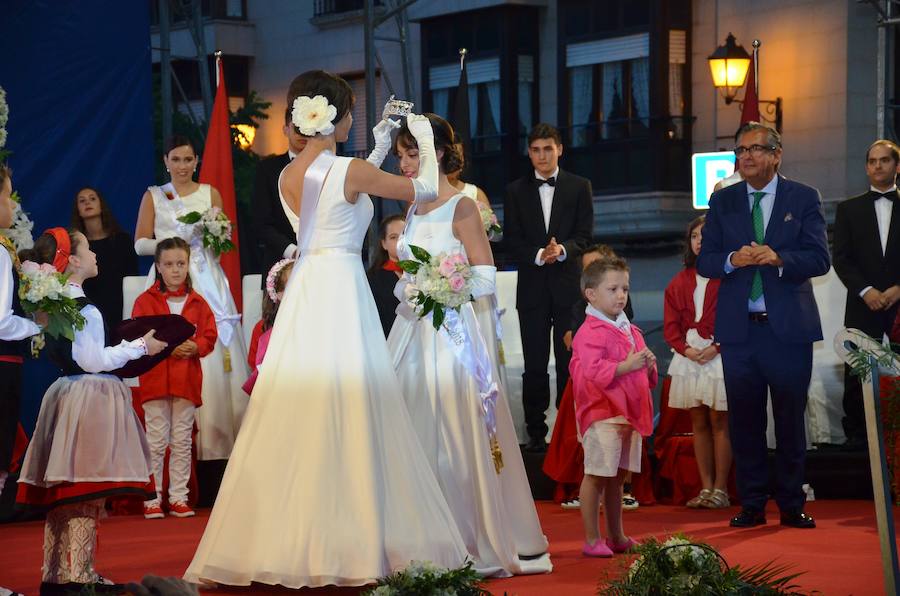 Sara Fernández, proclamada reina de las fiestas, es la primera socia de la peña del blusón rosa que consigue el título