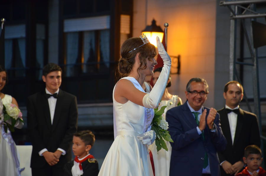 Sara Fernández, proclamada reina de las fiestas, es la primera socia de la peña del blusón rosa que consigue el título