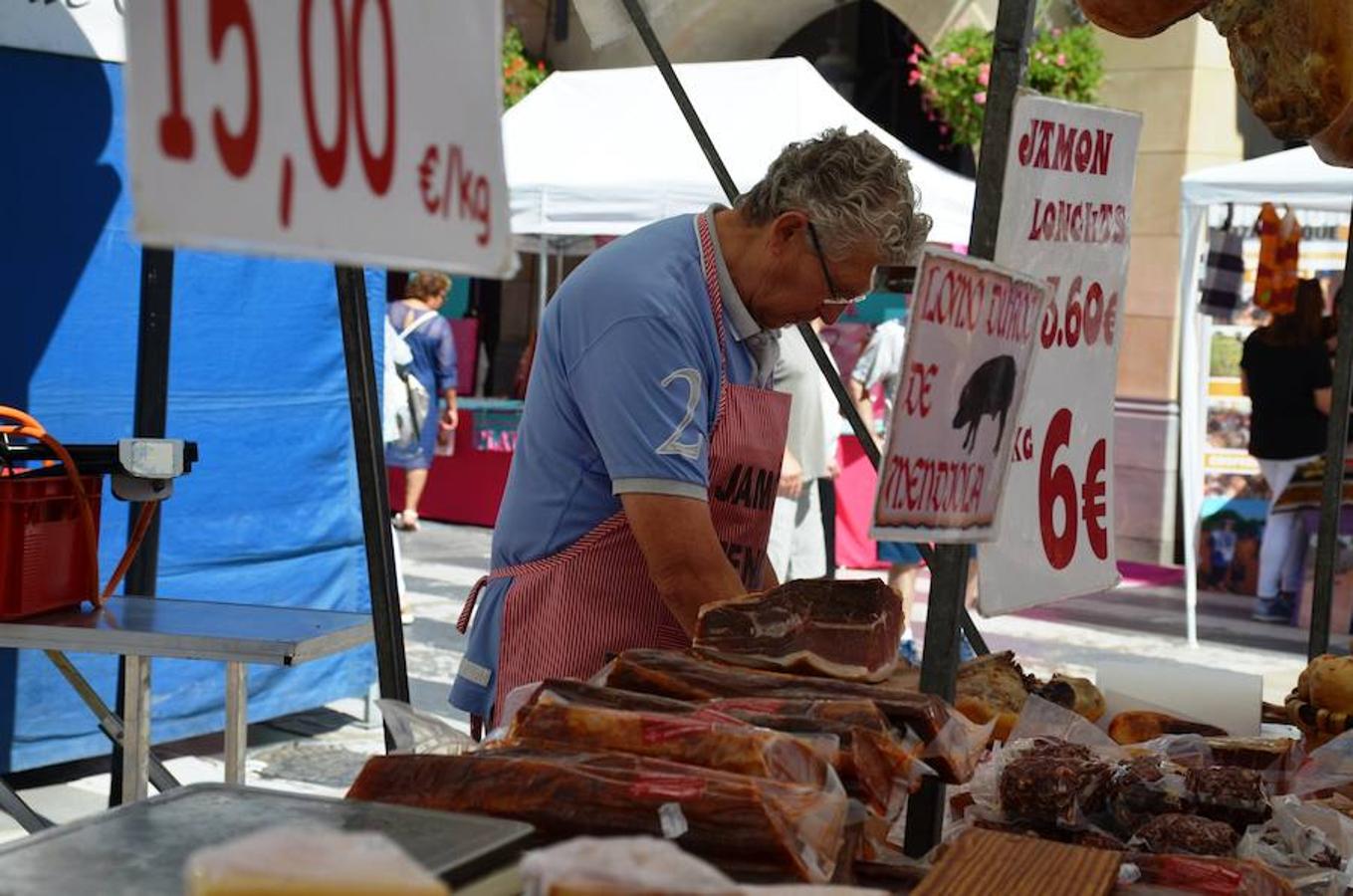 La peña calagurritana celebró su feria de artesanos con una treintena de puestos 