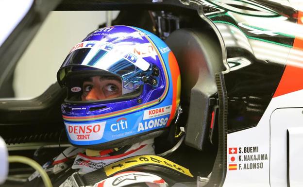 Fernando Alonso, subido en su Toyota.