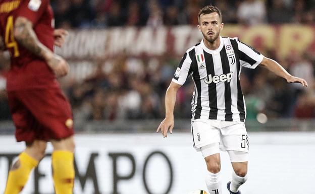 Pjanic durante un partido contra la Roma 