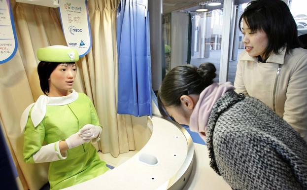 Mujeres japonesas examinan el robot humanoide «Actroid», capaz de reconocer 40.000 frases en cuatro lenguas. 