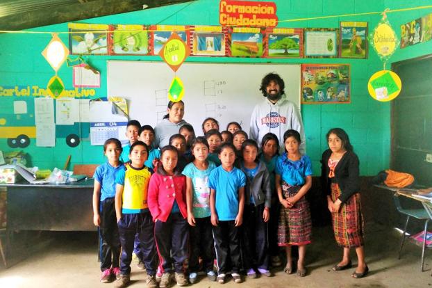 Los maestros riojanos de Maristas ayudan a niños desatendidos en las escuelas guatemaltecas. 