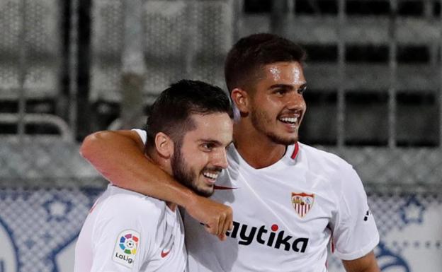 Sarabia celebra su gol con André Silva en el estadio del Sigma Olomouc. 