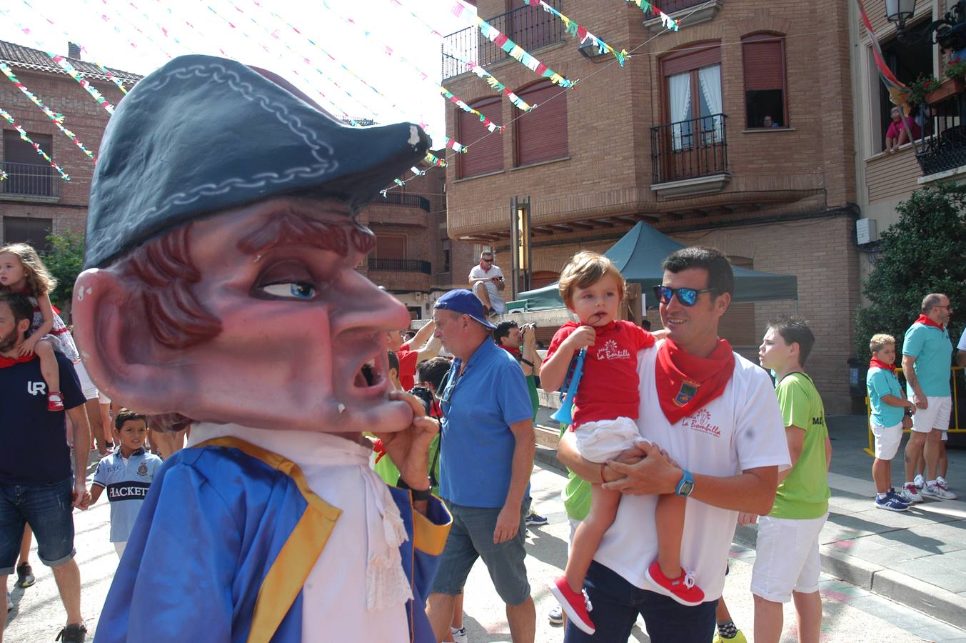 Disparo del cohete y desfile de carrozas