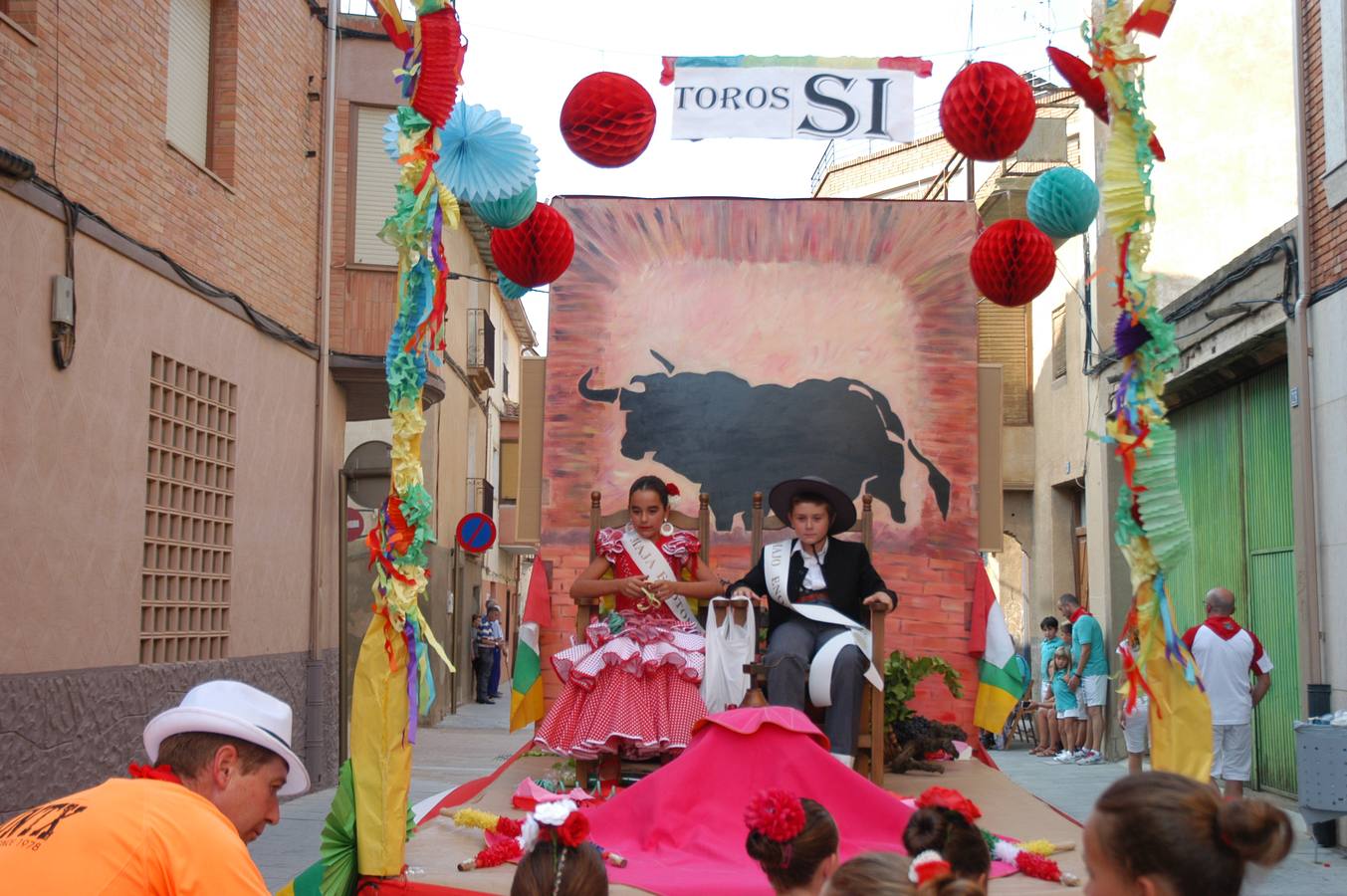 Disparo del cohete y desfile de carrozas