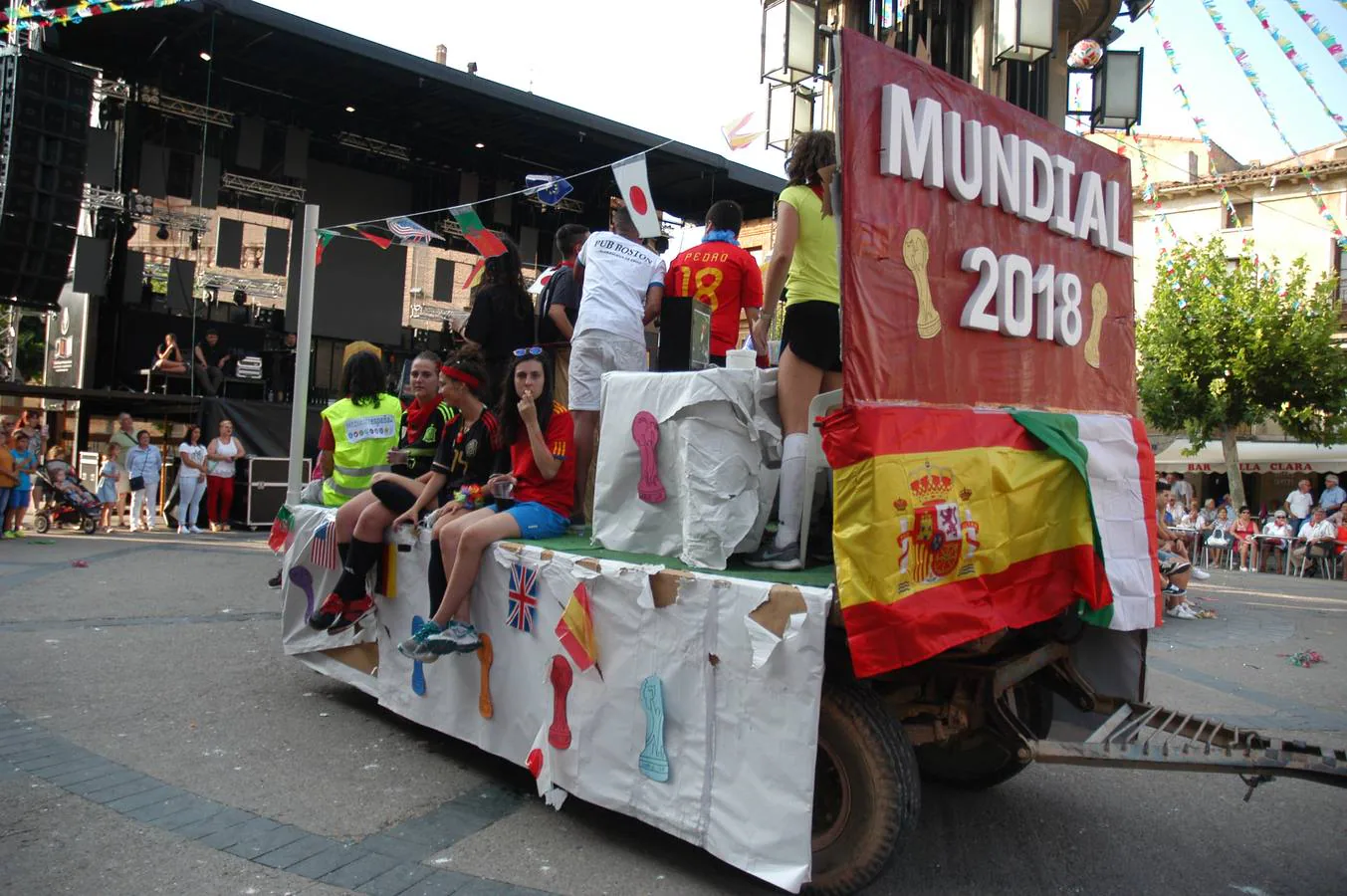 Disparo del cohete y desfile de carrozas