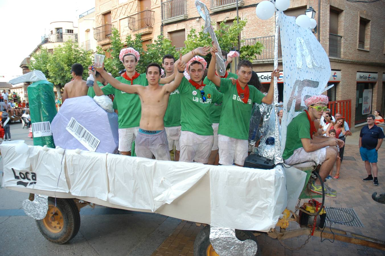 Disparo del cohete y desfile de carrozas