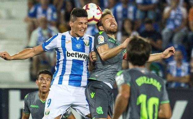 Carrillo (i) disputa un balón con Illarramendi. 