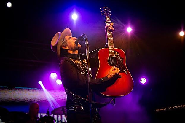 El veterano Mikel Erentxun ofreció su lado más 'rockabilly' con sus temas clásicos. :: sonia tercero