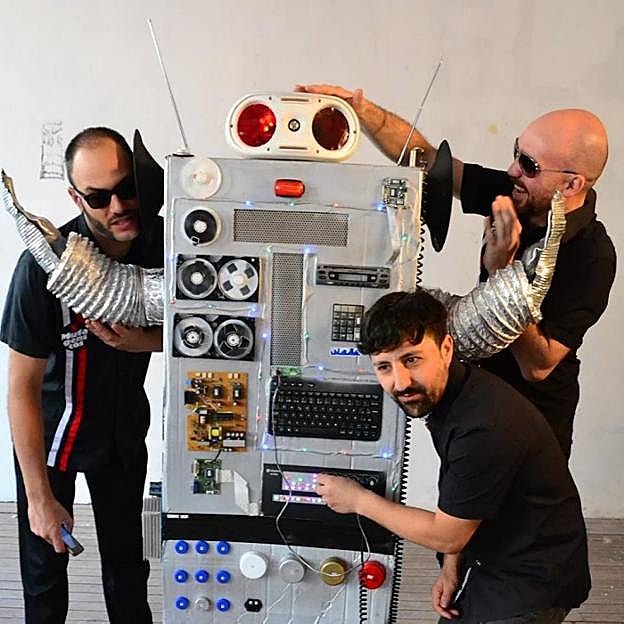 Pablo, Alfredo y Santi junto al robot de Mutagénicos. :: N.L.A.