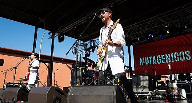 Santi y Alfredo, miembros de Mutagénicos, durante el concierto del grupo riojano ayer en el Escenario Principal de MUWI. :: SONIA TERCERO