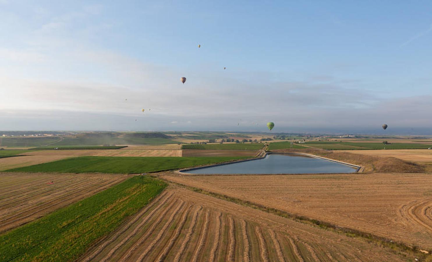 El cielo de Haro se llena estos días de los colores de 26 globos aerostáticos que compiten en el XLV Campeonato de España Nacional de Globos Aerostáticos, que concluirá el próximo día 2 y en el que se recorren del orden de 15 kilómetros por vuelo.