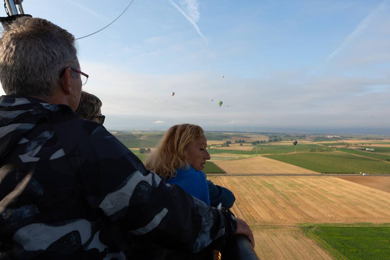 El cielo de Haro se llena estos días de los colores de 26 globos aerostáticos que compiten en el XLV Campeonato de España Nacional de Globos Aerostáticos, que concluirá el próximo día 2 y en el que se recorren del orden de 15 kilómetros por vuelo.