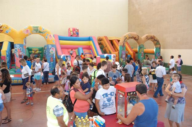 Parque infantil, ayer en el frontón de Cervera del Río Alhama.