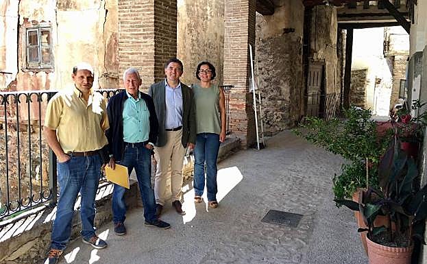 Carlos Cuevas (tercero por la izquierda) ha visitado Ortigosa de Cameros. 