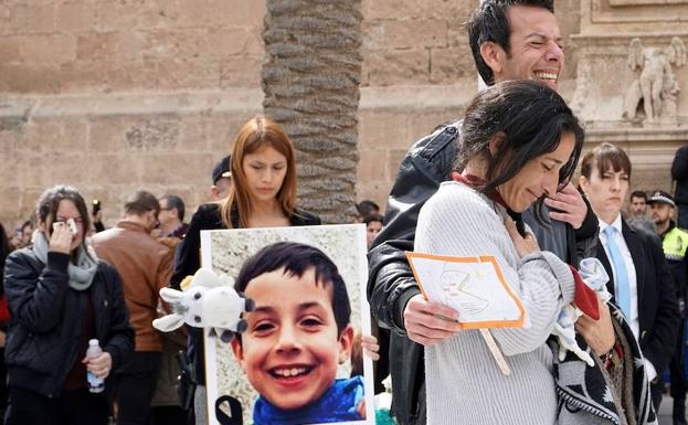 Ángel Cruz y Patricia Ramírez, junto a una imagen de su hijo.