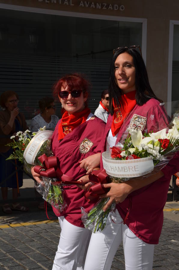 Cientos de calagurritanos se acercaron a la catedral para agasajar con ramos multicolores a los mártires calagurritanos 