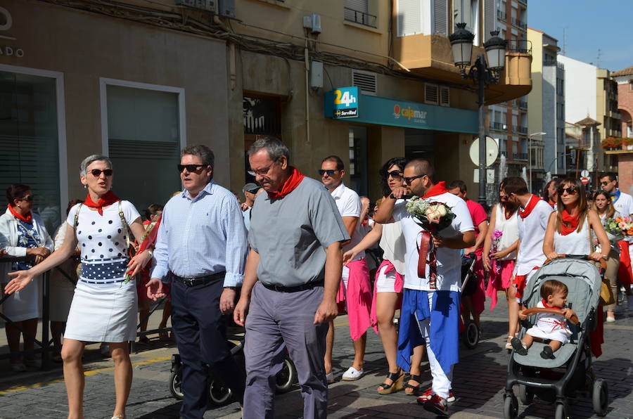 Cientos de calagurritanos se acercaron a la catedral para agasajar con ramos multicolores a los mártires calagurritanos 