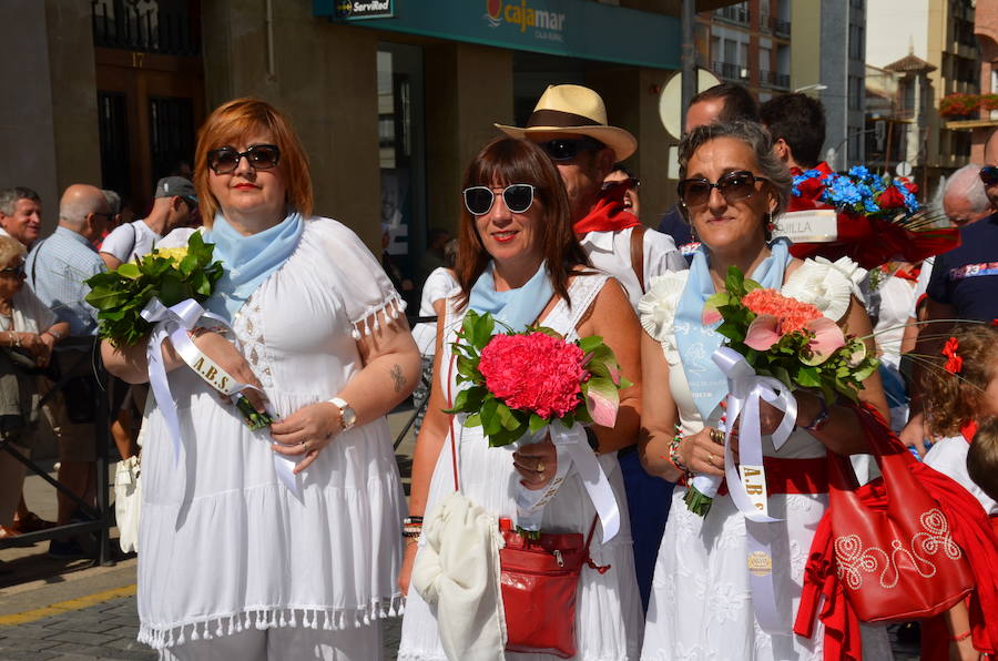 Cientos de calagurritanos se acercaron a la catedral para agasajar con ramos multicolores a los mártires calagurritanos 