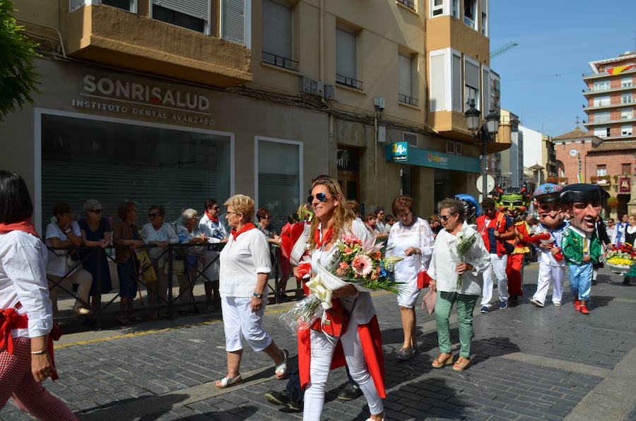 Cientos de calagurritanos se acercaron a la catedral para agasajar con ramos multicolores a los mártires calagurritanos 