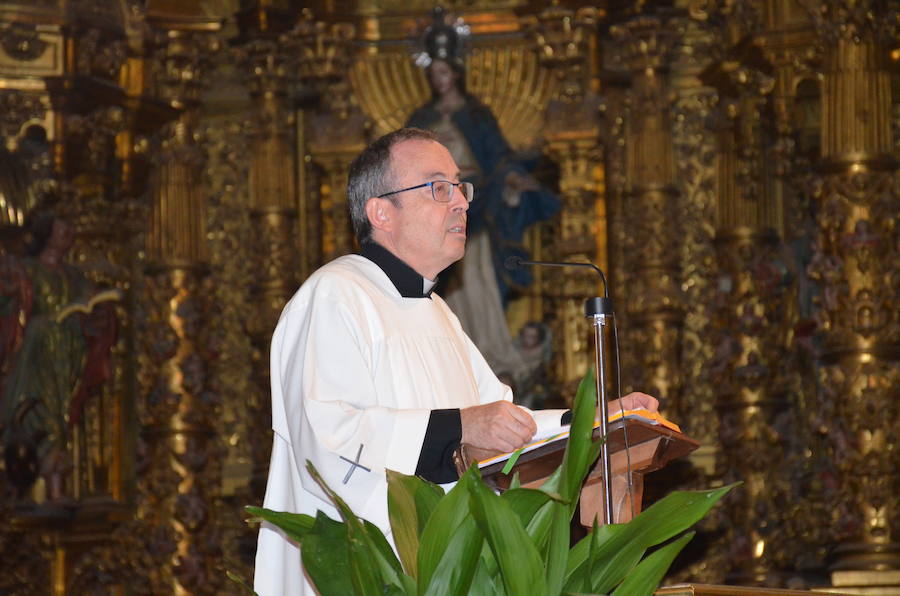 Cientos de calagurritanos se acercaron a la catedral para agasajar con ramos multicolores a los mártires calagurritanos 