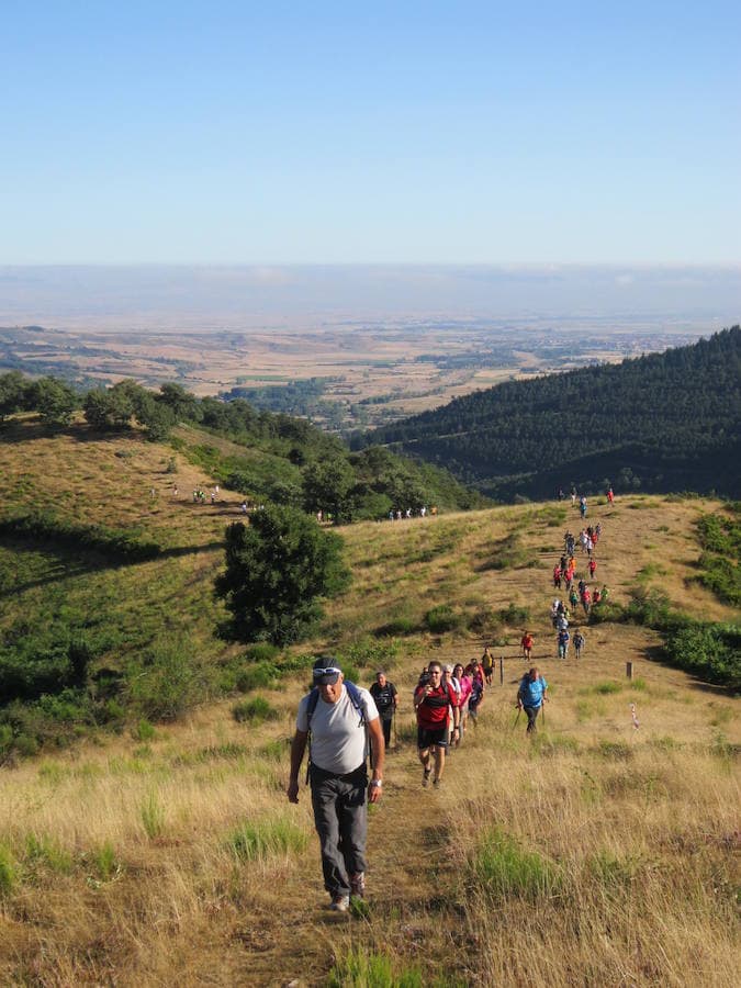 Marcha senderista por las aldeas del entorno de Ojacastro. La bondad climática ha animado a participar a muchos caminantes que han podido disfrutar del fantástico paisaje. 