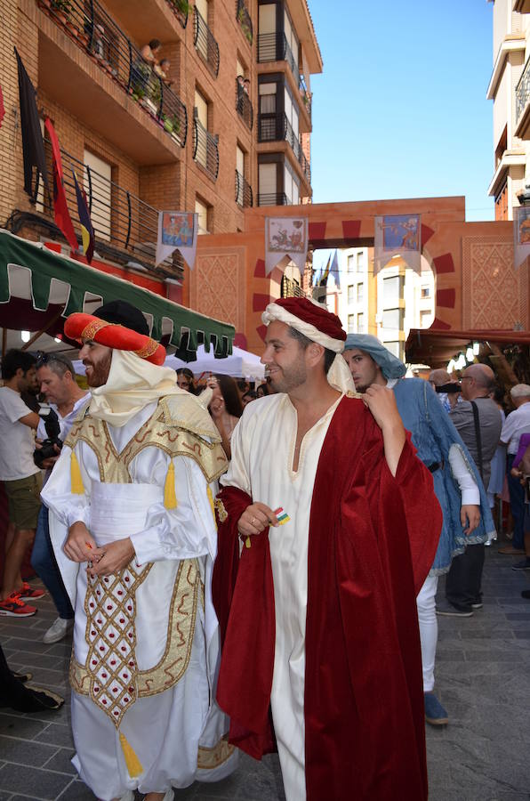 A lo largo del fin de semana se celebra en Arnedo el XX Mercado Kan de Vico. El espectacular desfile inaugural ha brillado con luz y color. Ochenta puestos se encargan de crear una atmósfera de otro tiempo. 