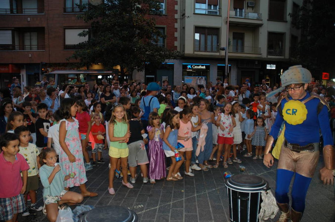 Imágenes del FlipArnedo celebrado ayer en Arnedo con juegos, talleres y teatro en la callle.