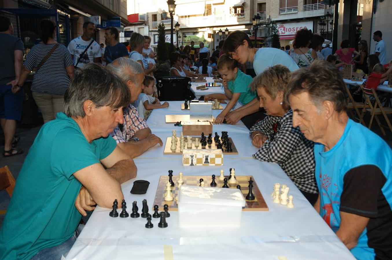 Imágenes del FlipArnedo celebrado ayer en Arnedo con juegos, talleres y teatro en la callle.