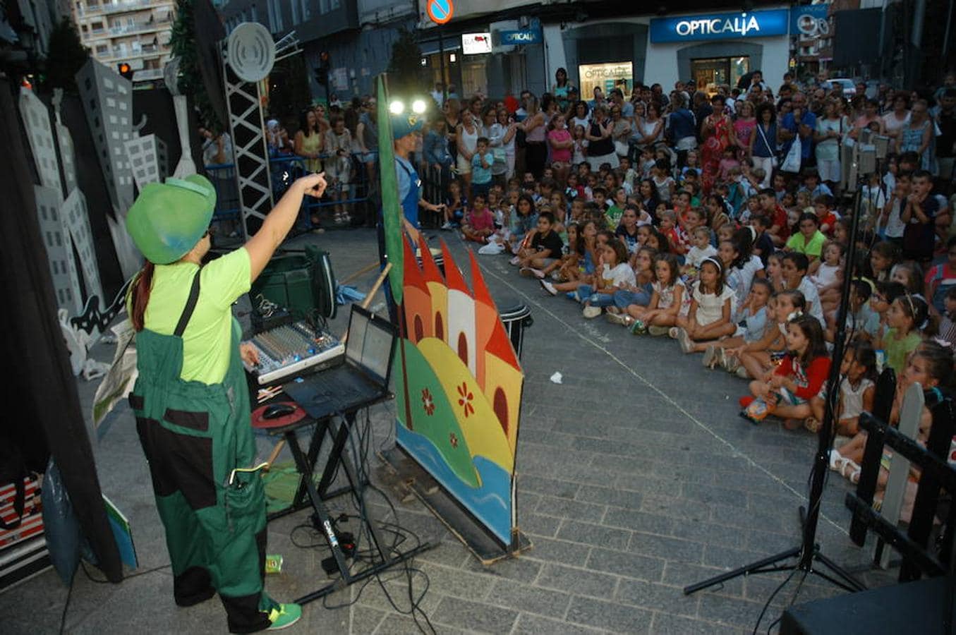 Imágenes del FlipArnedo celebrado ayer en Arnedo con juegos, talleres y teatro en la callle.