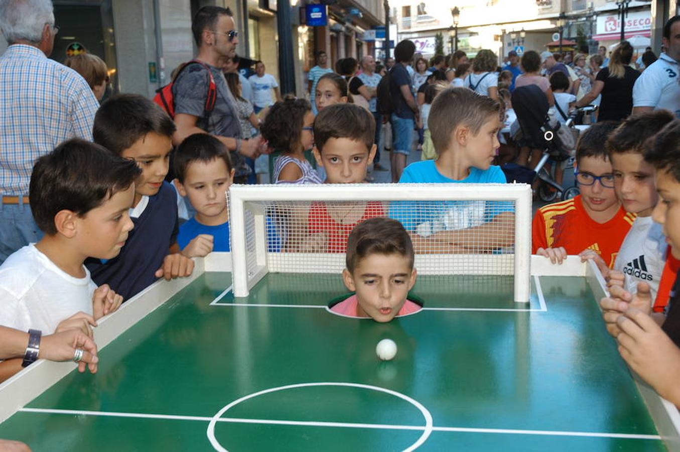 Imágenes del FlipArnedo celebrado ayer en Arnedo con juegos, talleres y teatro en la callle.