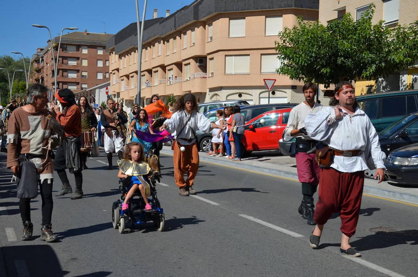 A lo largo del fin de semana se celebra en Arnedo el XX Mercado Kan de Vico. El espectacular desfile inaugural ha brillado con luz y color. Ochenta puestos se encargan de crear una atmósfera de otro tiempo. 