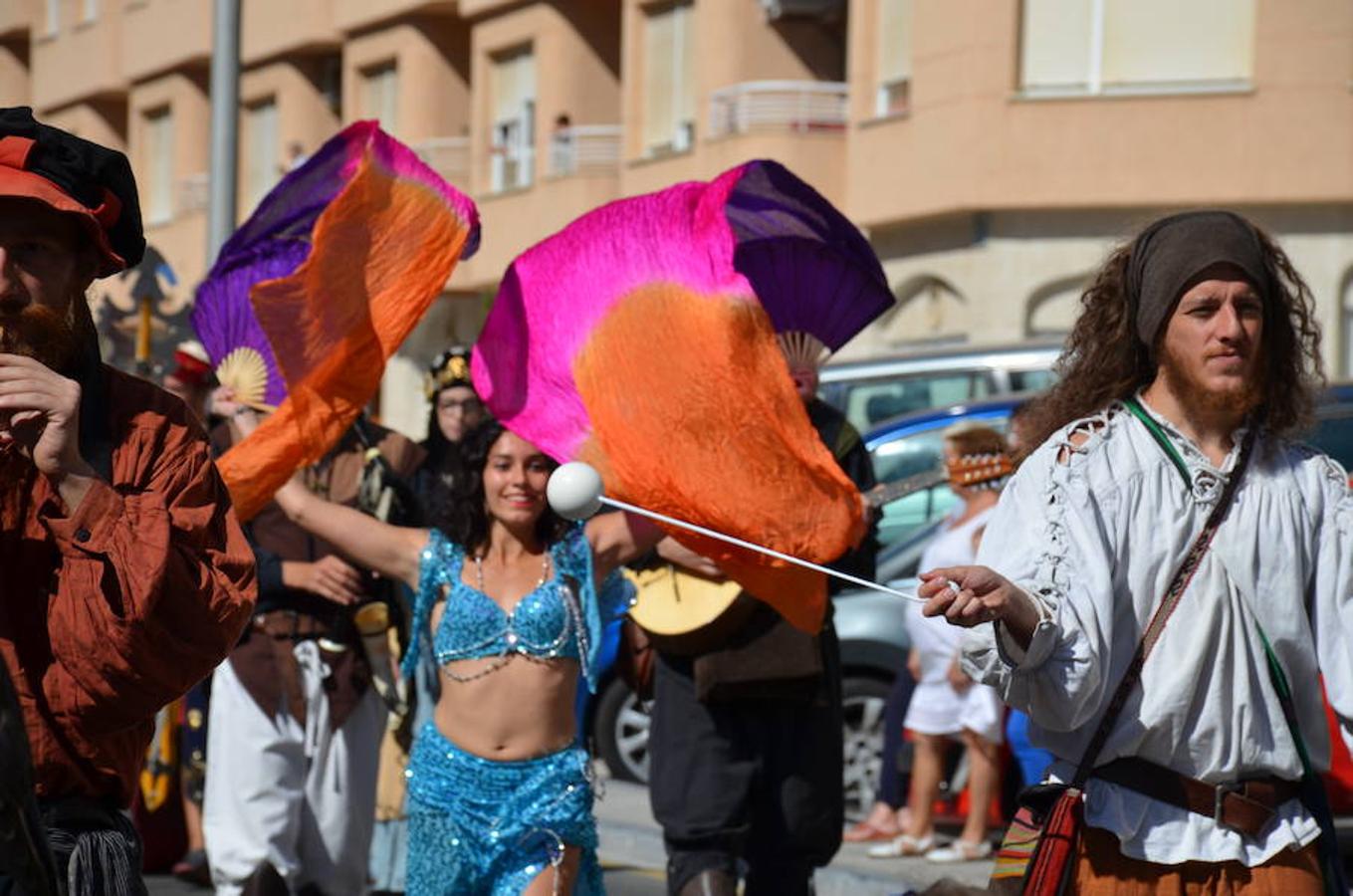 A lo largo del fin de semana se celebra en Arnedo el XX Mercado Kan de Vico. El espectacular desfile inaugural ha brillado con luz y color. Ochenta puestos se encargan de crear una atmósfera de otro tiempo. 