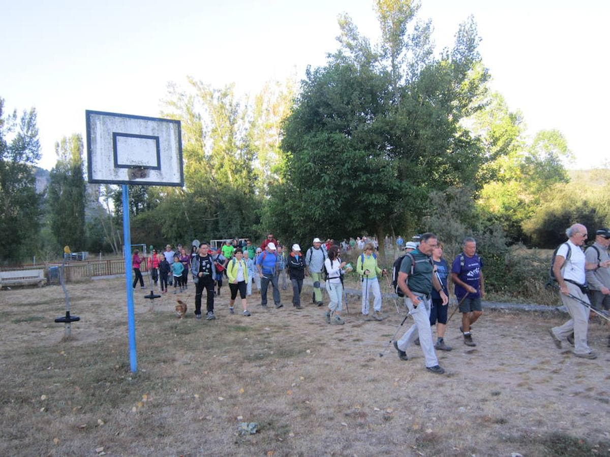 Marcha senderista por las aldeas del entorno de Ojacastro. La bondad climática ha animado a participar a muchos caminantes que han podido disfrutar del fantástico paisaje. 