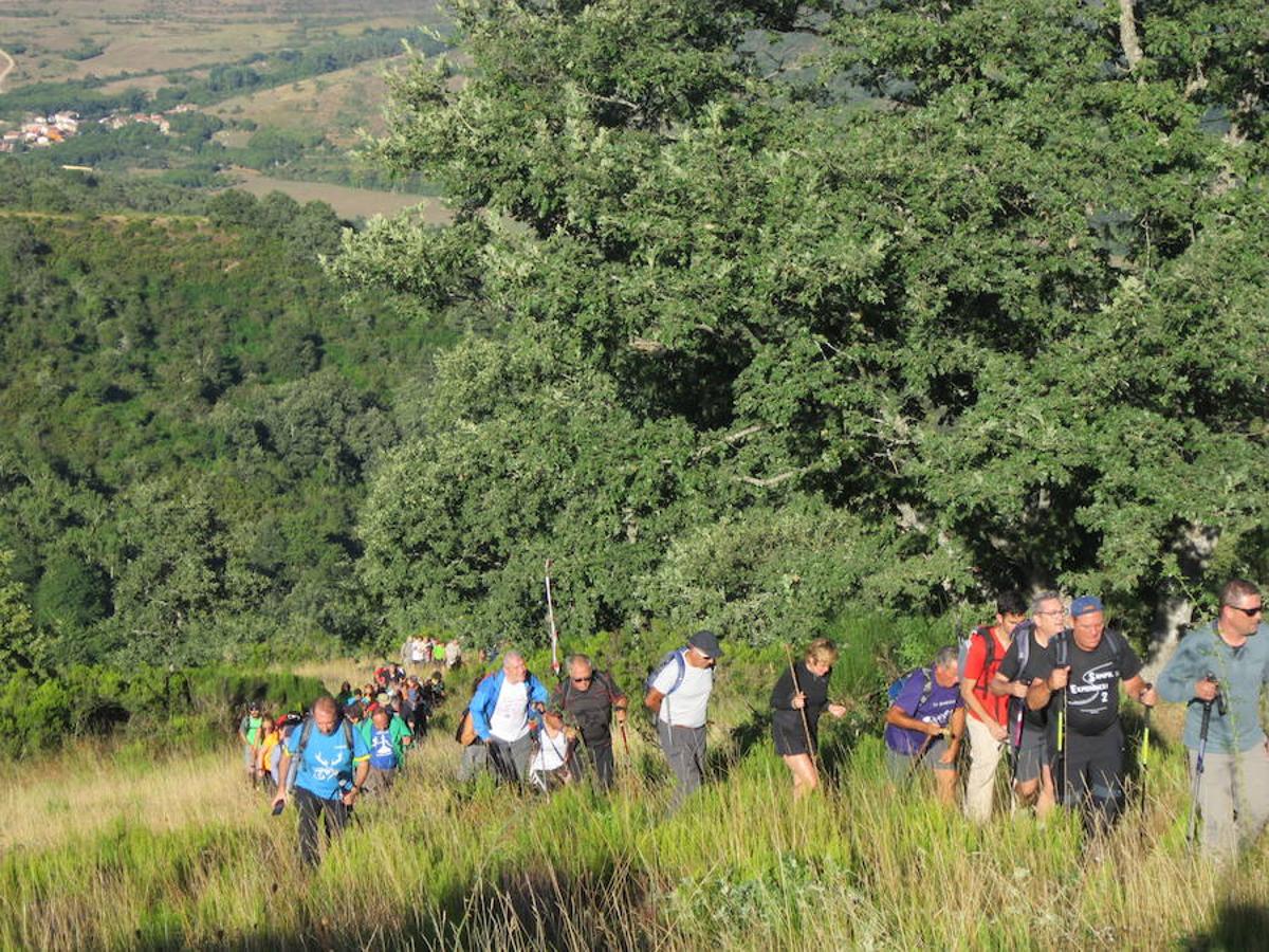 Marcha senderista por las aldeas del entorno de Ojacastro. La bondad climática ha animado a participar a muchos caminantes que han podido disfrutar del fantástico paisaje. 