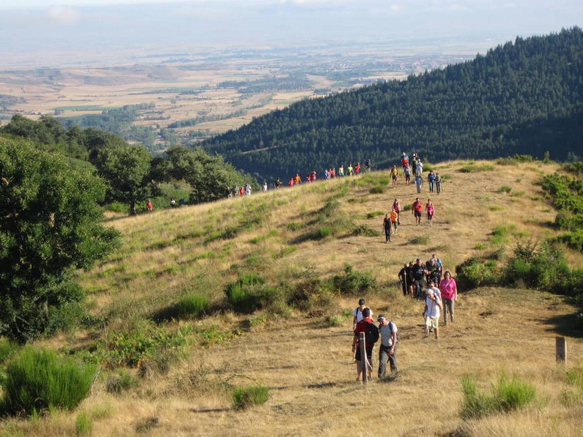 Marcha senderista por las aldeas del entorno de Ojacastro. La bondad climática ha animado a participar a muchos caminantes que han podido disfrutar del fantástico paisaje. 