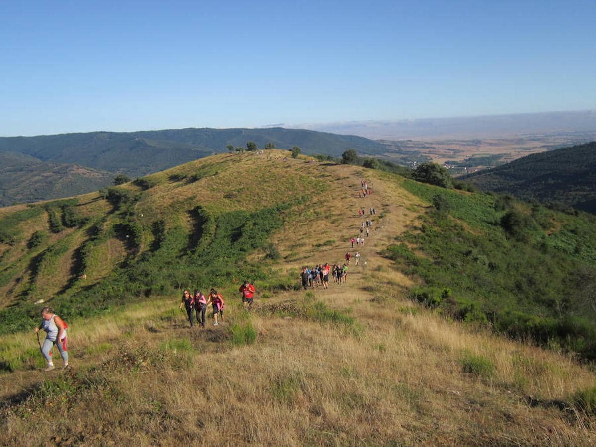 Marcha senderista por las aldeas del entorno de Ojacastro. La bondad climática ha animado a participar a muchos caminantes que han podido disfrutar del fantástico paisaje. 