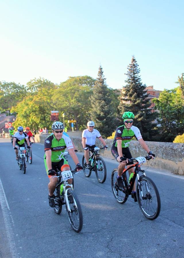 La IV marcha de bicicleta de montaña 'Hazla del Tirón' de Tirgo reunió a 400 corredores por un precioso recorrido en torno a los montes Oberenes.