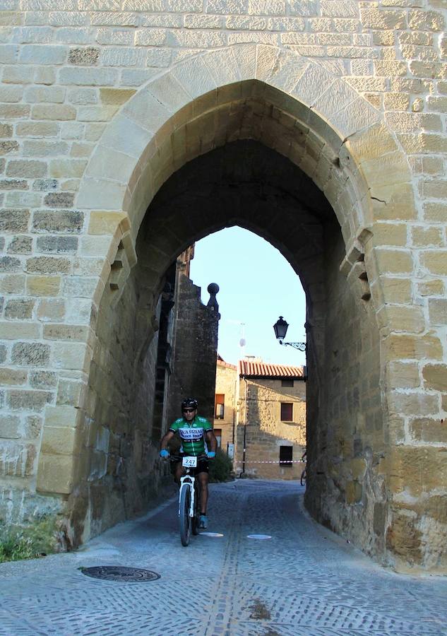 La IV marcha de bicicleta de montaña 'Hazla del Tirón' de Tirgo reunió a 400 corredores por un precioso recorrido en torno a los montes Oberenes.