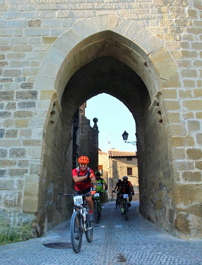 La IV marcha de bicicleta de montaña 'Hazla del Tirón' de Tirgo reunió a 400 corredores por un precioso recorrido en torno a los montes Oberenes.