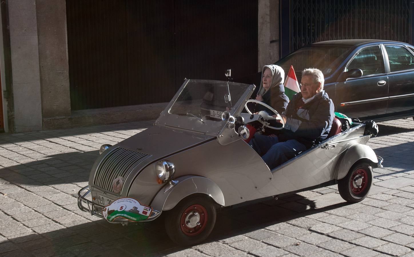 La concentración de microcoches inicia su periplo por La Rioja 