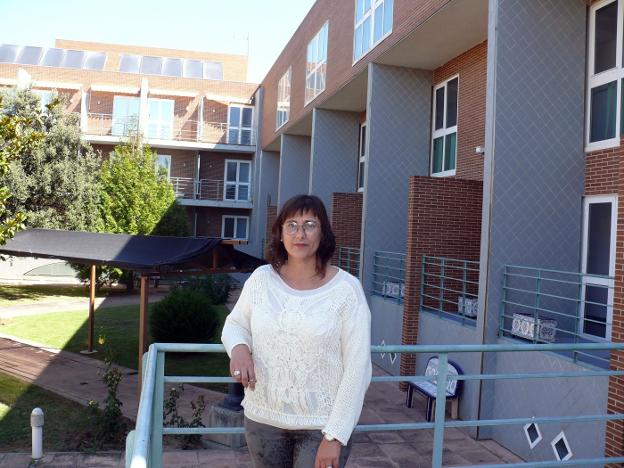 La directora de la residencia San Francisco de Asís, de Cintruénigo, Maite Beltrán Alcorta, frente al centro. :: vicky blanco / diario de navarra