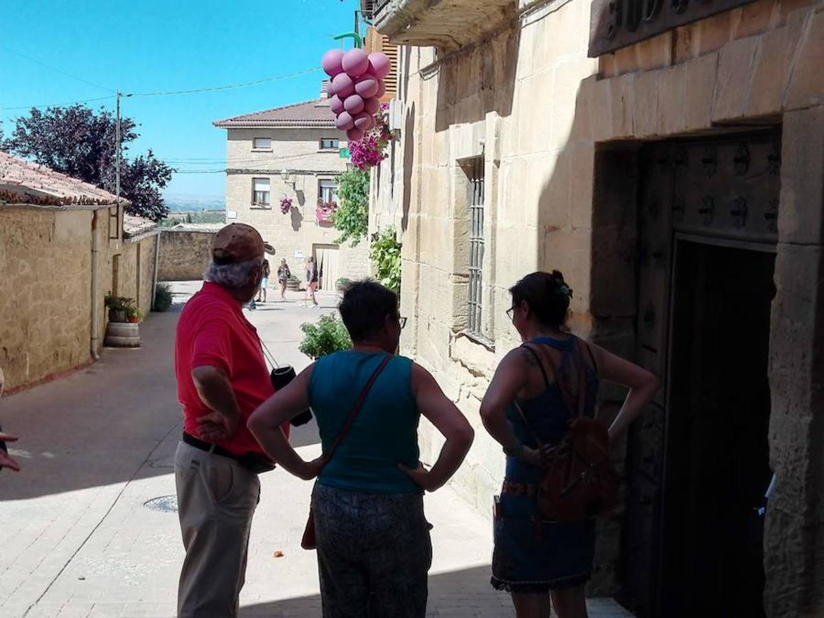 La Asociación de Mujeres de Ábalos lo ha vuelto a hacer. Van 21 años Amimación, puestos y música entre bodega y bodega para poder disfrutar de la cultura del vino.