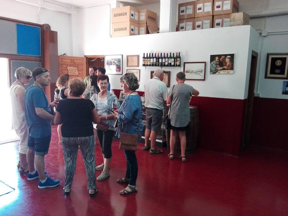 La Asociación de Mujeres de Ábalos lo ha vuelto a hacer. Van 21 años Amimación, puestos y música entre bodega y bodega para poder disfrutar de la cultura del vino.