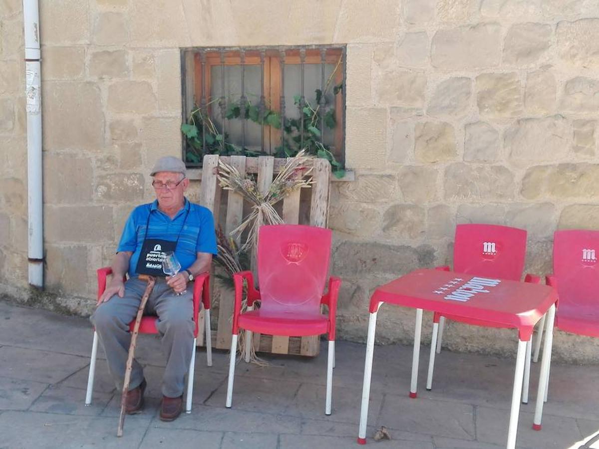 La Asociación de Mujeres de Ábalos lo ha vuelto a hacer. Van 21 años Amimación, puestos y música entre bodega y bodega para poder disfrutar de la cultura del vino.